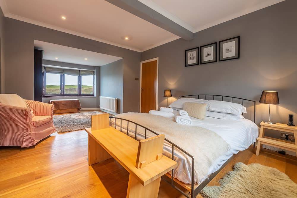 Pentewan is an attractive, modern holiday home, furnished to a high standard. in St Minver Lowlands, Pentire Point - Widemouth