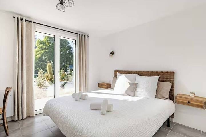Villa 200m²- piscine aux portes du Beaujolais in Sainte-Euphémie, Ain