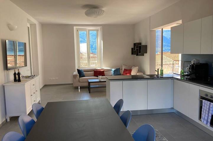 Ferienwohnung für 6 Personen, mit Balkon und Garten in Porto Valtravaglia