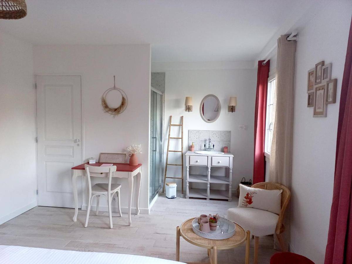 Queen Room with Garden View in Mauges-sur-Loire, Région de Cholet