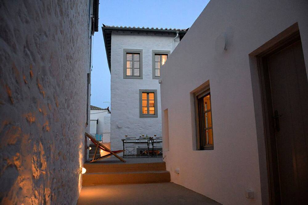 Superb 19C stone house with yard, 3 mins walk - no steps - to Hydra port in Hydra