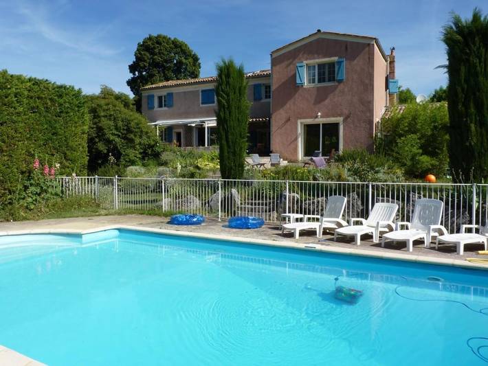 Chambre d’hôte pour 2 personnes, avec terrasse et piscine ainsi que jardin et vue