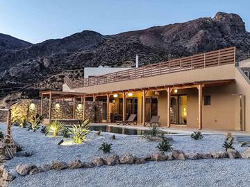 Location de vacances pour 6 personnes, avec jardin ainsi que piscine et vue dans Keratokambos