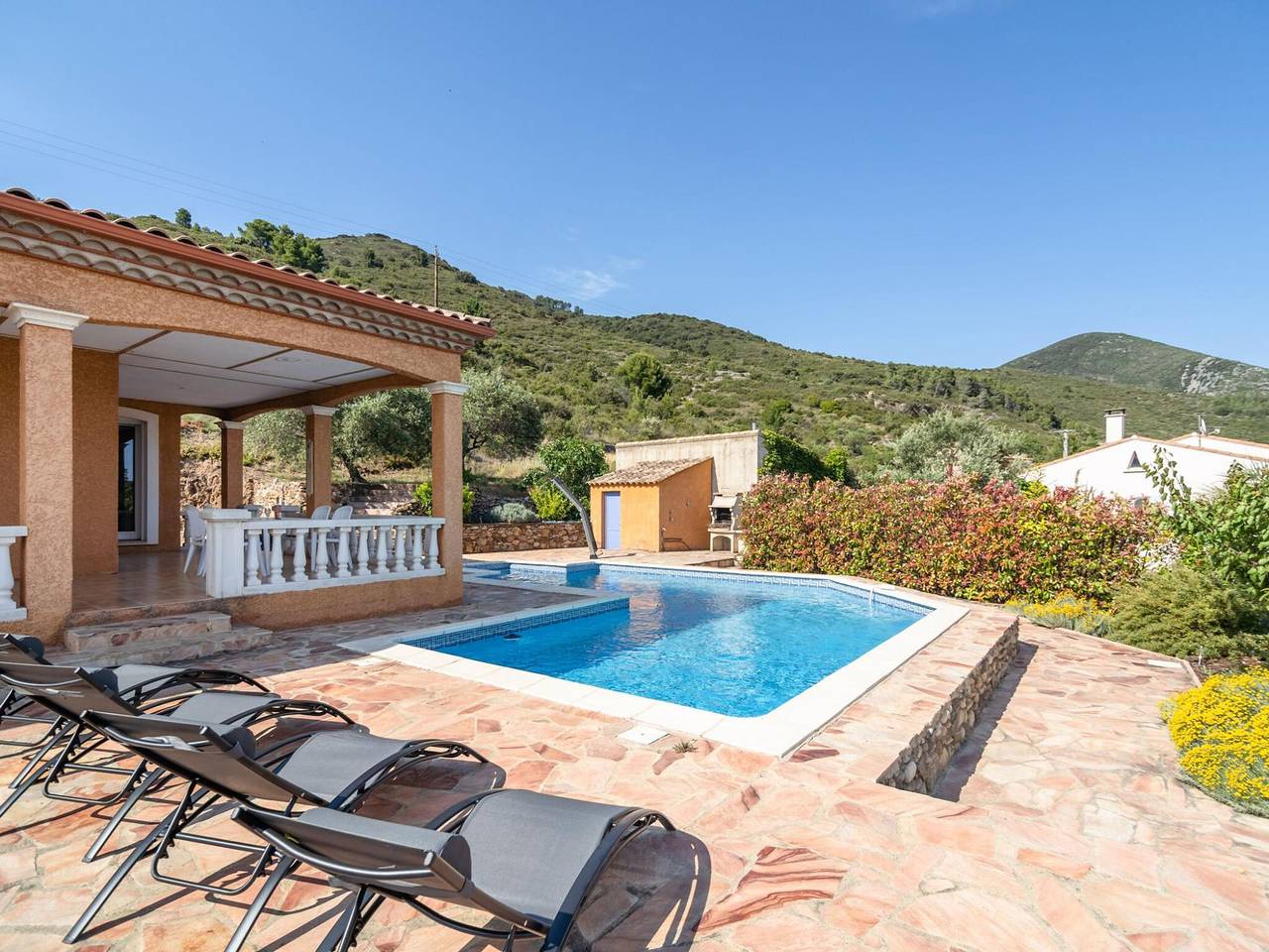 Cozy Villa in Roquebrun with Swimming Pool in Roquebrun, Béziers und Umgebung