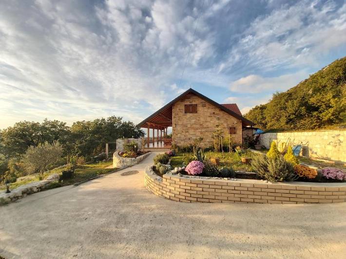 Ferienhaus für 6 Personen, mit Balkon und Terrasse sowie Garten und Pool in Montenegro
