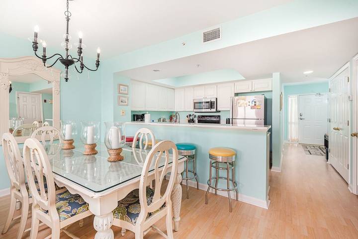 Vacation rental for 8 people, with pool and balcony in Folly Beach