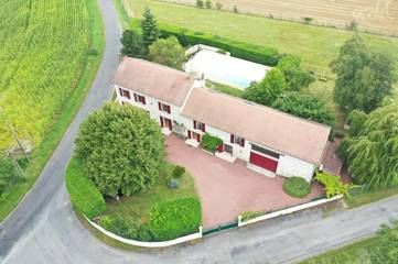 Maison d’hôte pour 4 personnes, avec piscine ainsi que jardin et vue dans Berthegon