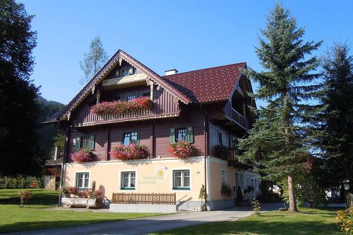 Ferienhaus für 13 Personen, mit Balkon und Garten sowie Pool in Pruggern