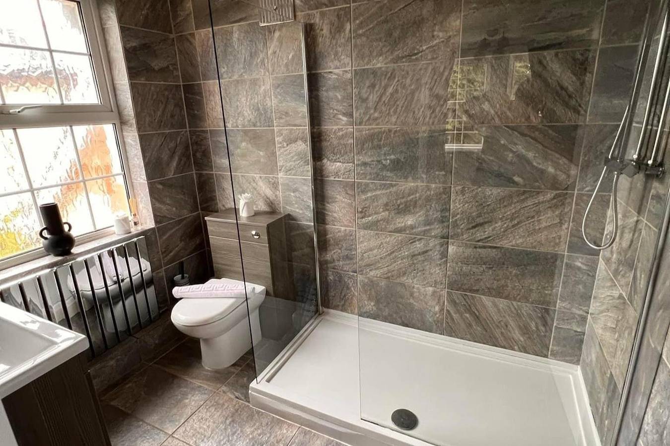 Build your memories, hot tub, garden, sleeps 14 in Porthcawl, Bridgend region