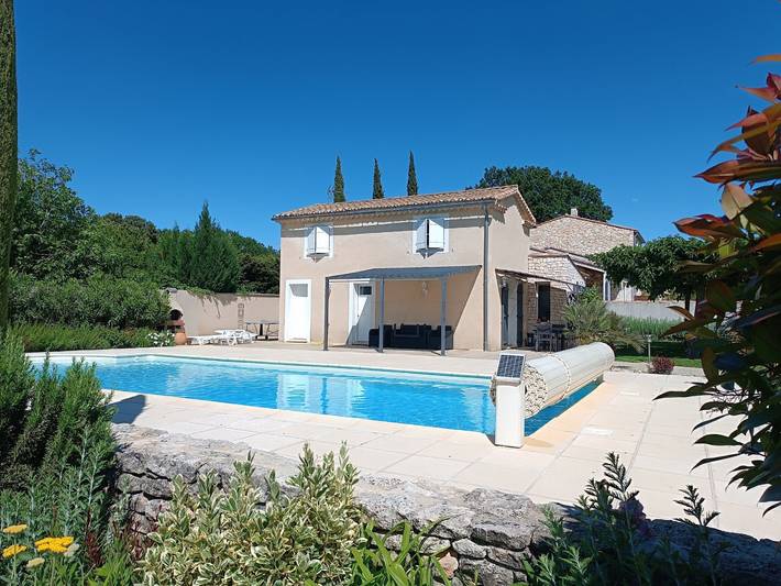 Gîte pour 4 personnes, avec jardin ainsi que terrasse et piscine à Colonzelle