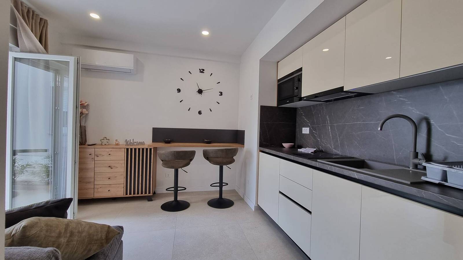 Geheel appartement, Luxury Studio Apartment Punta Silo - 30 m from the sea, sea view, swimming pool, outdoor shower, Smart Tv, laundry room, private parking in Silo (Krk), Krk