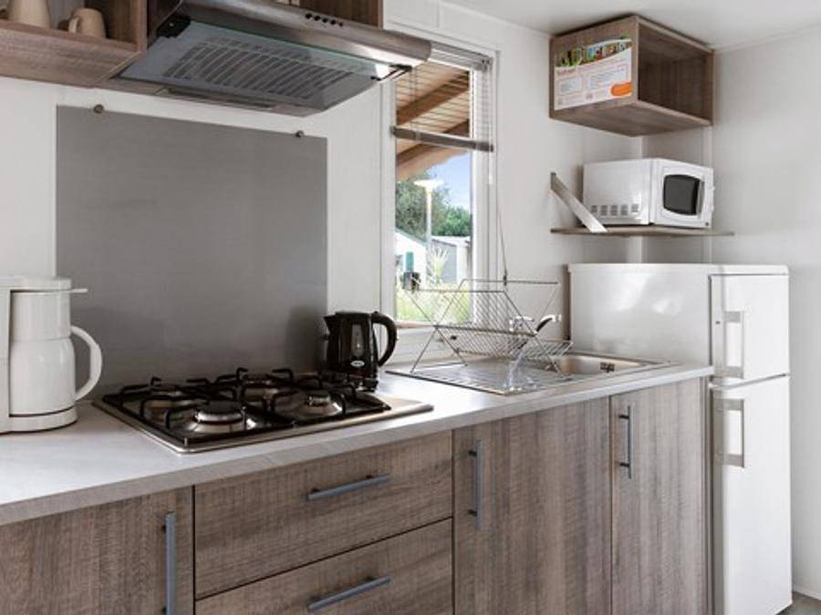 Camping maeva Escapades Le Hameau des Pins - Mobilhome 4 personas - Mobil-home | Confort Xl | 2 Dormitorios | 4 Pers. | Terraza elevada | Aire acondicionado. in La Moutone, La Crau