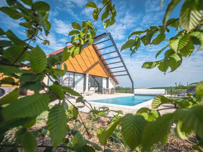 Location de vacances pour 6 personnes, avec sauna et vue ainsi que piscine et jardin à Laubressel - 2