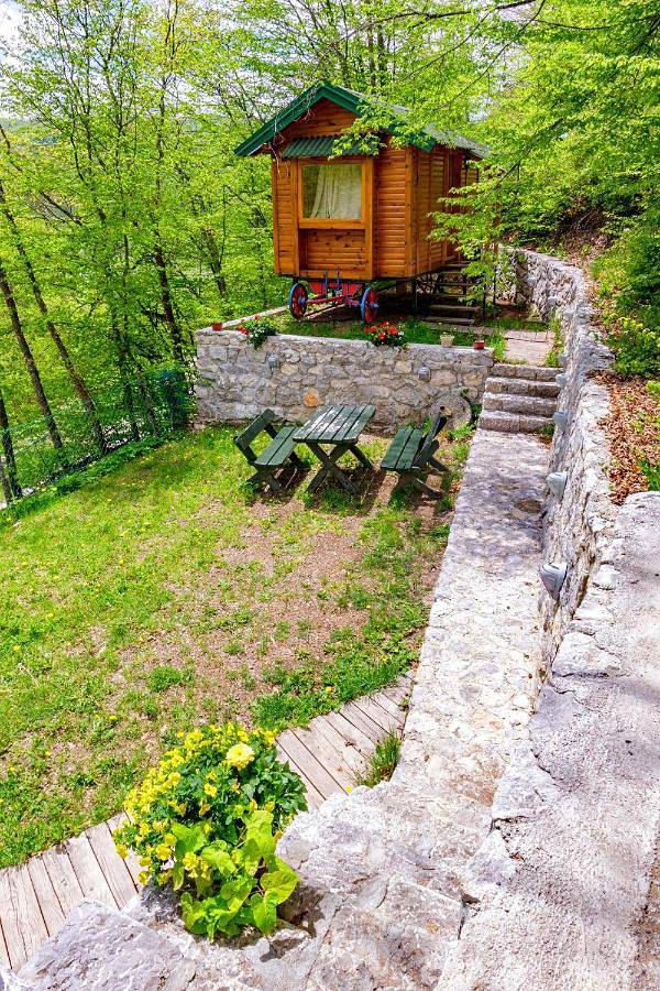 Brvnara Nomad Tri Zvezde in Бурађа, Serbia Centralna