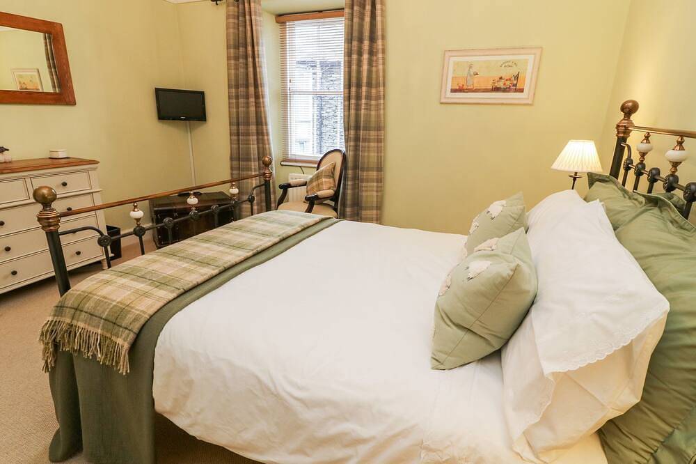 Nutkin Cottage, pet friendly, with open fire in Bowness-On-Windermere in Bowness-on-Windermere, Lake District
