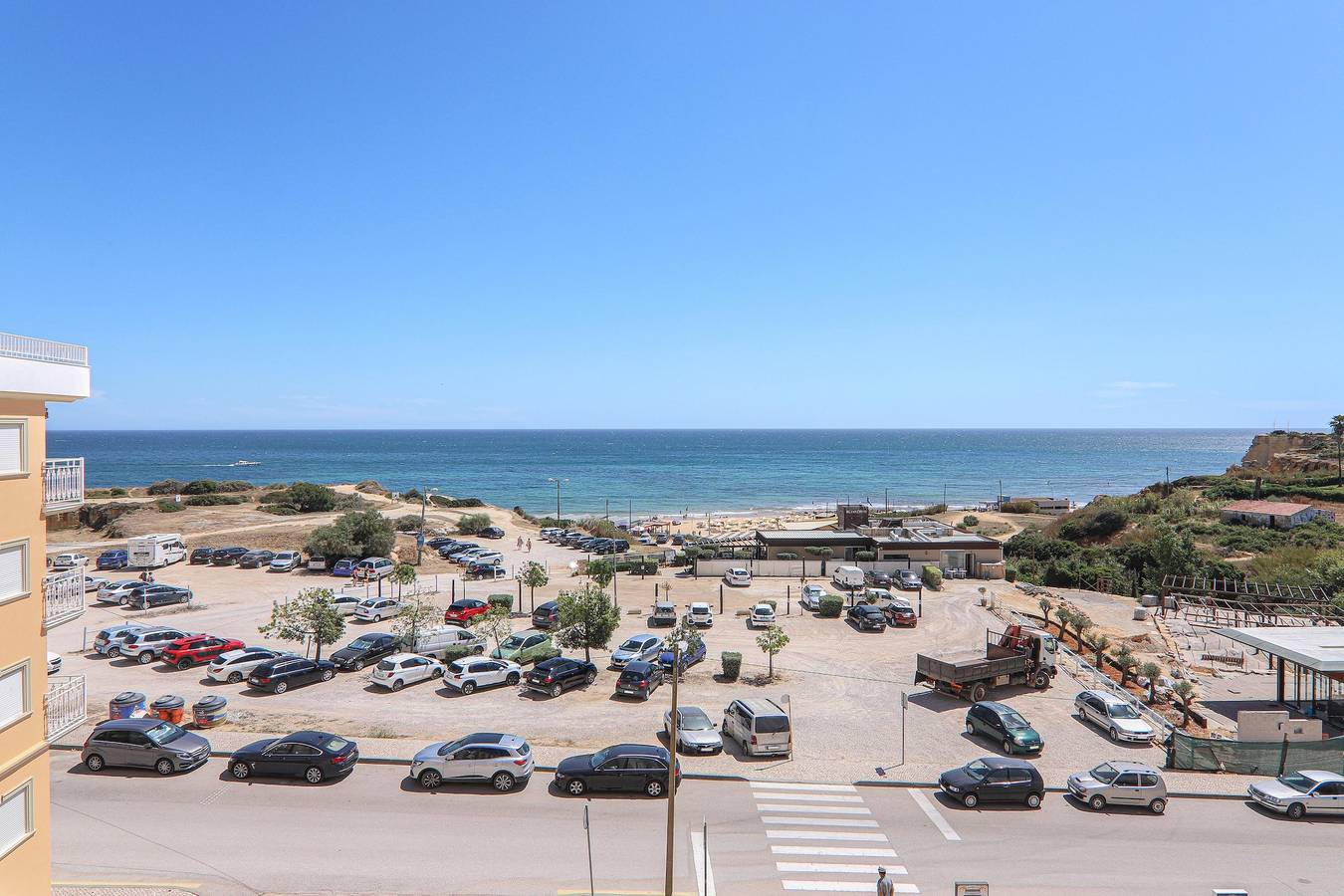 Apartamento entero, Apartamento Torre Sol 406 - Vista Mar en la playa con jardín y balcón in Armação De Pera, Sur De Portugal