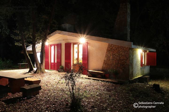 Monolocale intero, Chalet nel bosco immerso nel bosco di querce a Monterosso Etneo in Aci Sant'Antonio, Etna