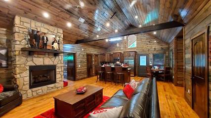 Log Cabin for 4 Guests in Broken Bow, Broken Bow Lake, Picture 2