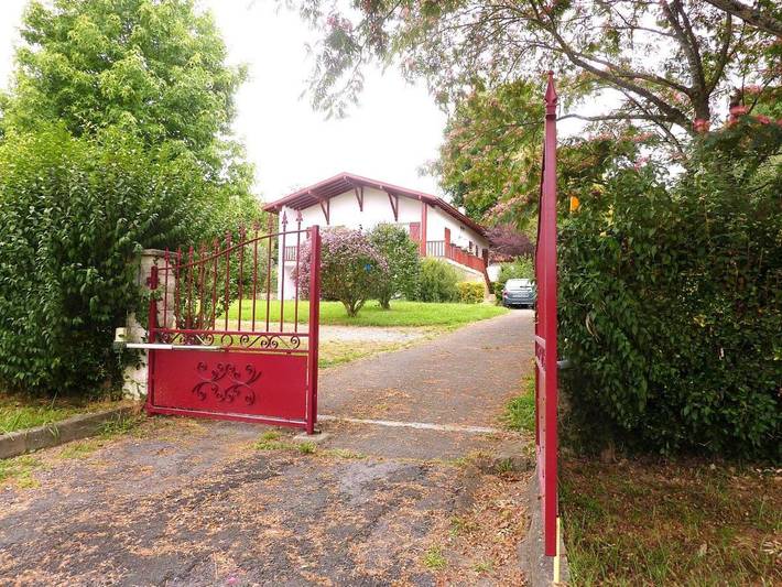 Gîte pour 5 personnes, avec terrasse et jardin à Bardos