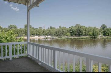 Location de vacances pour 8 personnes, avec vue et piscine ainsi que balcon et jardin à Bellerive-sur-Allier