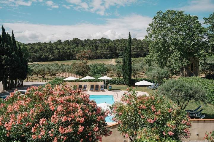 Location de vacances pour 40 personnes, avec jardin ainsi que piscine et vue, adapté aux familles à Rustiques