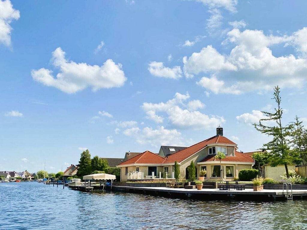 Villa op het water in Lemmer, IJsselmeer
