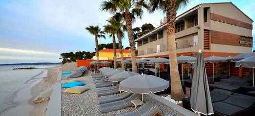 Hôtel pour 2 personnes, avec vue et terrasse, animaux acceptés dans Plage Des Pesquiers Hyeres