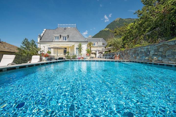 Hotel für 3 Personen, mit Balkon und Whirlpool sowie Terrasse und Garten im Dorf Tirol