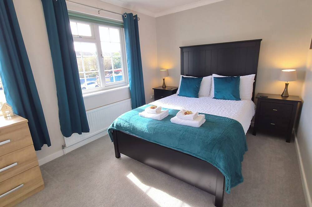 Spacious home with pool table, 3 bedrooms, 2 minutes drive from seafront in Gosport, Hampshire