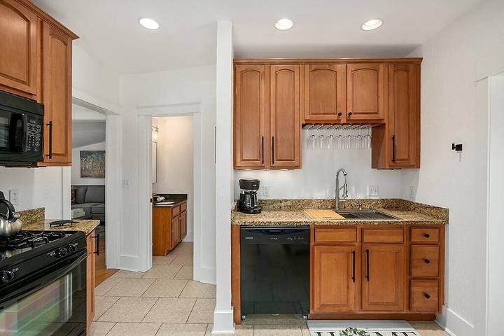 Vacation rental for 14 people, with pool and terrace as well as hot tub in Saugatuck