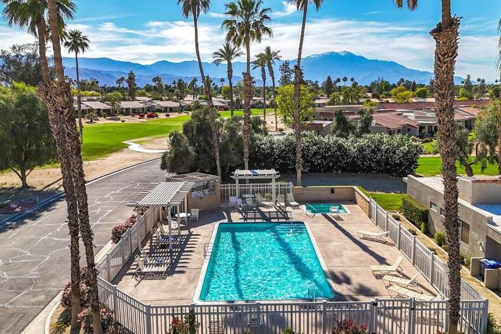 Apartamento para 4 personas, con jacuzzi además de terraza y piscina en Palm Desert