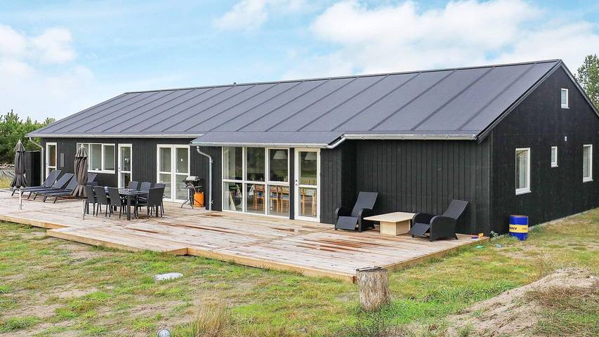 Ferienhaus für 9 Personen, mit Sauna und Whirlpool sowie Terrasse und Pool in Bratten