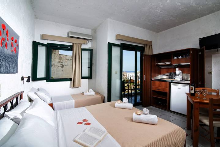 Vakantieappartement voor 3 personen, with Uitzicht op zee and Terras as well as Uitzicht in Chersonissos