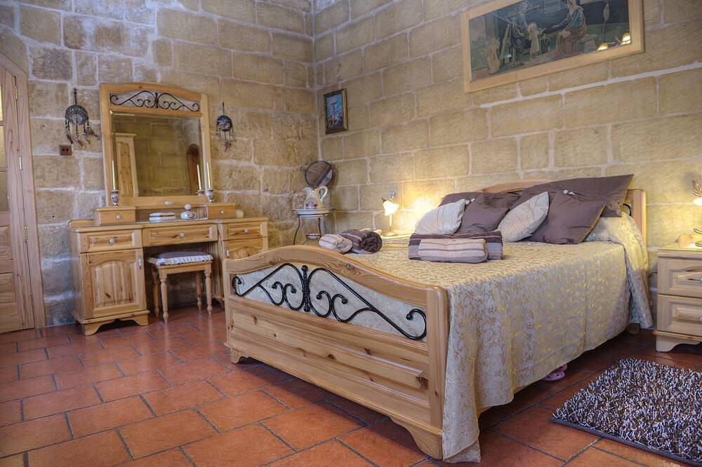 Id-Dwejra Character House mit luxuriösem Pool und Whirlpool in der Nähe der St. Peters Pool Bay in Żejtun, Insel Malta
