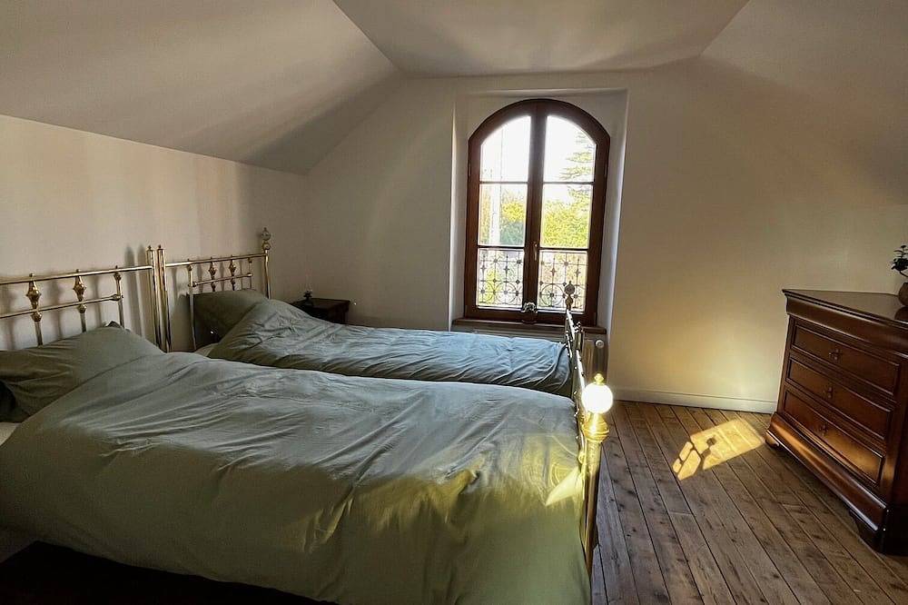 Charming house with park between the Seine and the Fontainebleau Forest, 30 minutes from Paris in Bois-le-Roi, Seine-et-Marne