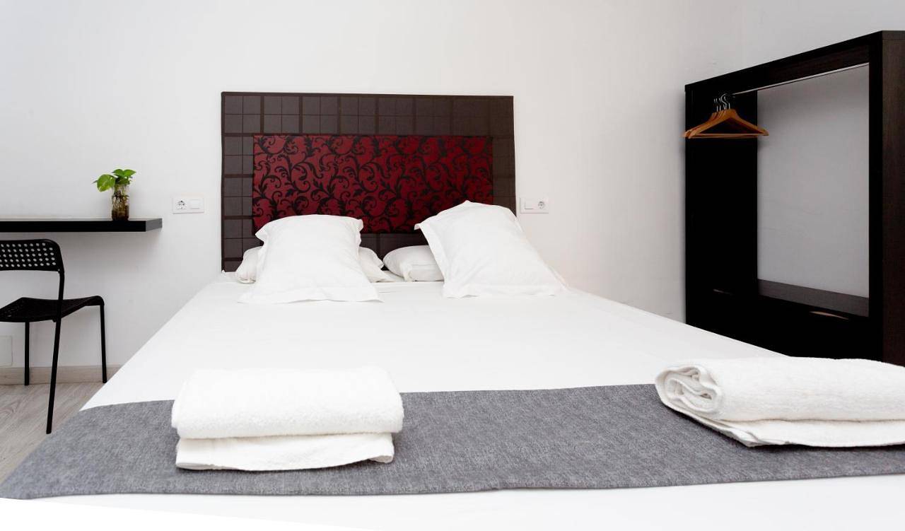 Hostal Easy Sants by Bossh Hotels in Centro Barcelona, Barcelona