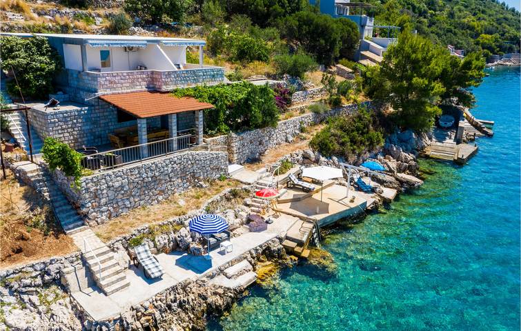Acogedor apartamento a 1,5 km de la costa: elegante apartamento con wifi, aire acondicionado y terraza in Brsecine, Condado de Dubrovnik-Neretva