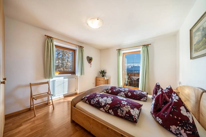 Entire apartment, Apartment 'Stücklhof Veilchen' with Mountain View, Shared Terrace and Wi-Fi in Jenesien, Sarntal Alps