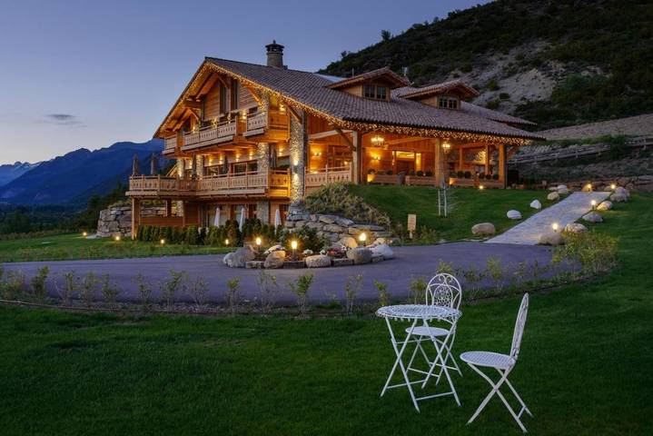 Apartamento para 2 personas, con Jacuzzi y Terraza además de Jardín y Piscina en Sabiñánigo