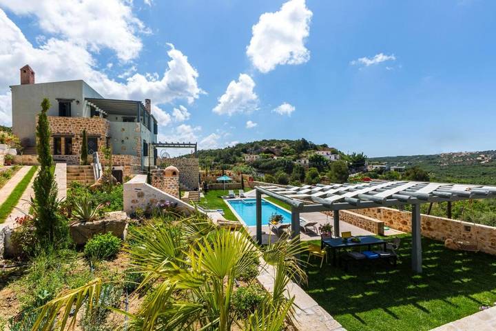 Ferienhaus für 8 Personen, mit Balkon und Terrasse sowie Garten und Pool