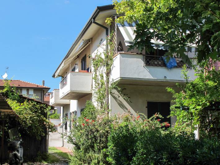 Ferienwohnung für 5 Personen, mit Balkon und Garten in Marina di Massa - 2