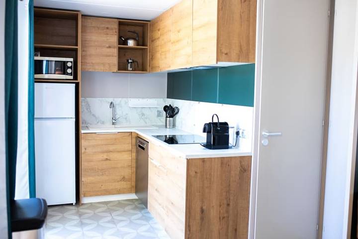 Caravane pour 4 personnes, avec terrasse ainsi que balcon/terrasse et vue sur le lac à Sampzon - 3