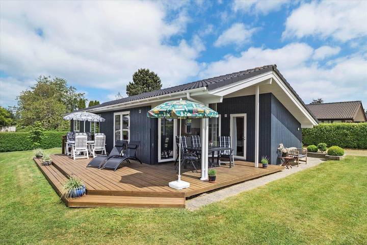 Ferieudlejning for 6 personer, med Terrasse og Have i Ajstrup Strand