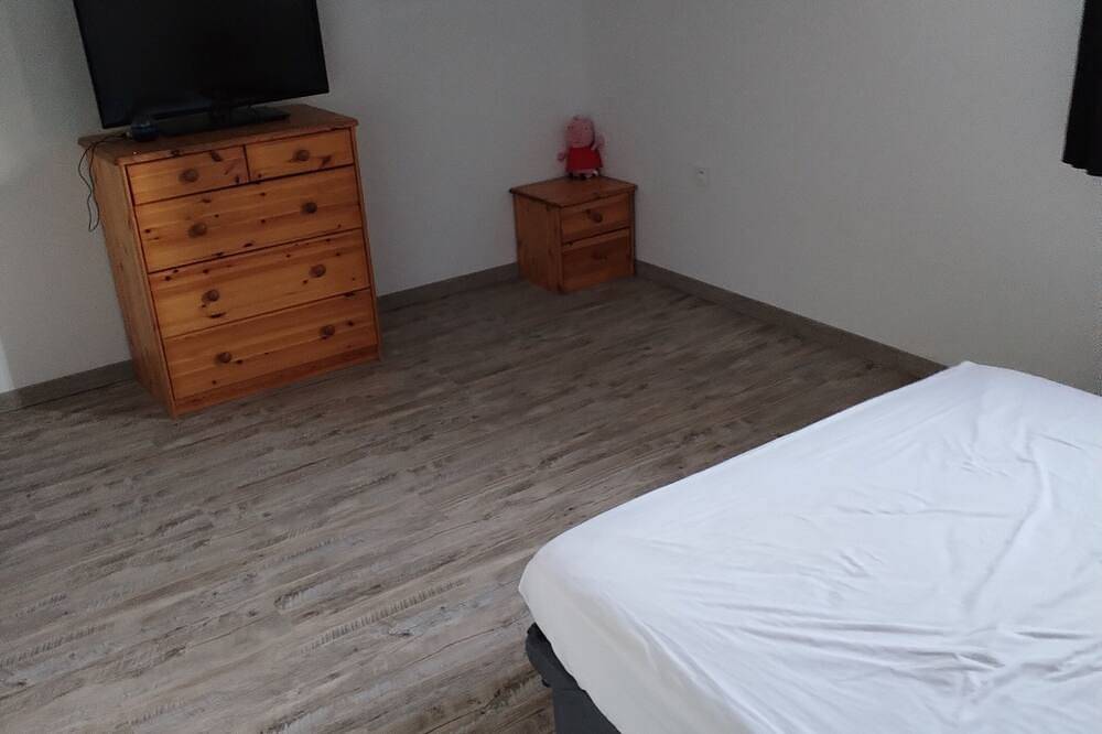 Close to St Rémy de Provence, surrounded by pine and olive trees. in Eyragues, Arles und Umgebung