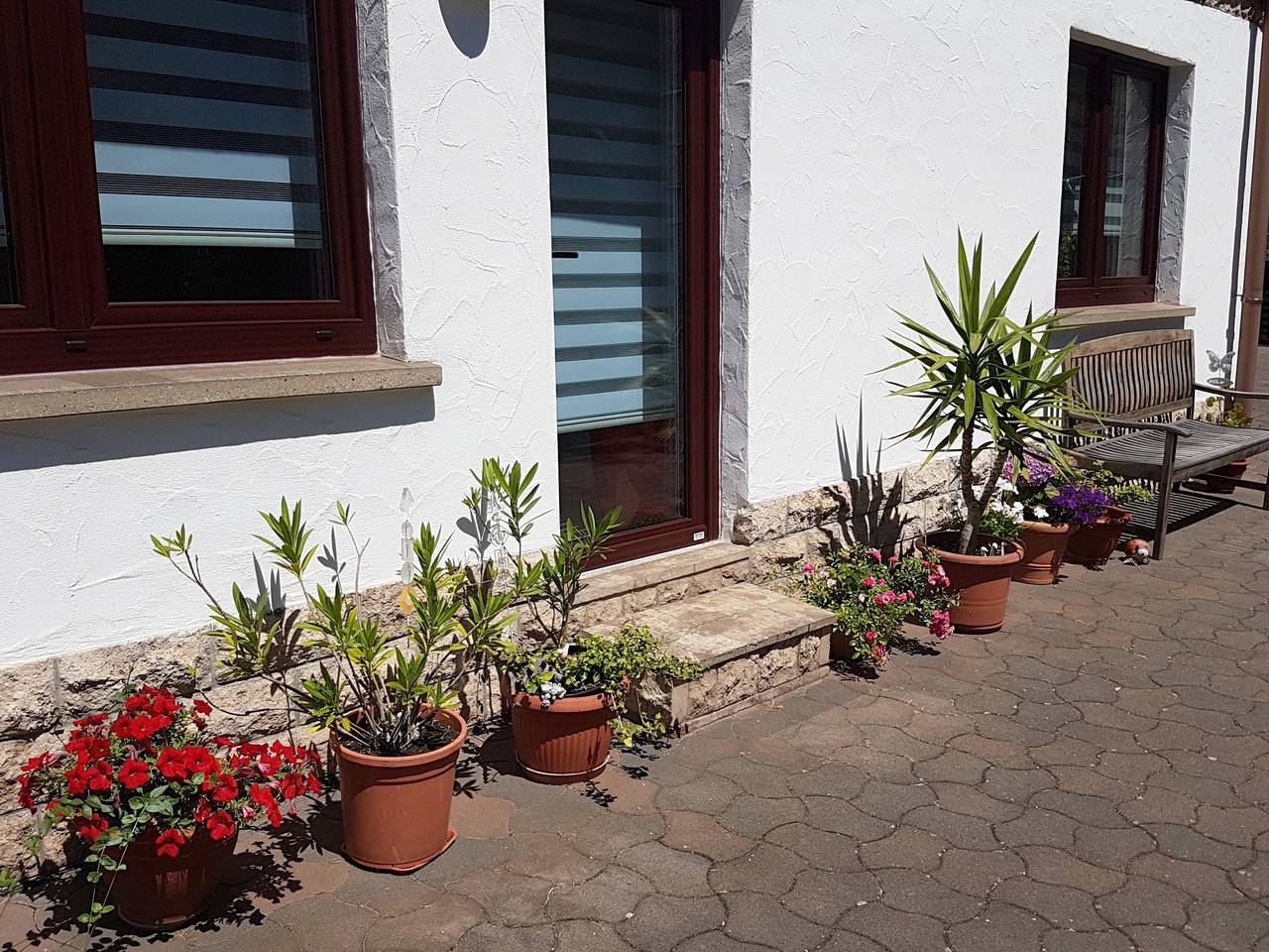 Ganze Ferienwohnung, Ferienwohnung am Rennsteig bei Eisenach - Fw mit Wohnzimmer, Schlafzimmer mit Boxspringbett und Dusche/Wc, E-Ladestation in Wartburg, Wolfsburg-Unkeroda