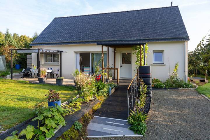 Holiday Home 'Maison Avec Terrasse Et Jardin' with Private Terrace, Private Garden and Wi-Fi in Saint-Yvi, Quimper region