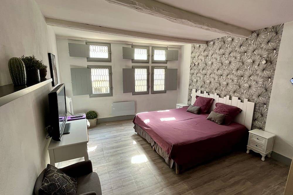 Geheel appartement, 'The Fenestrelle' appt in superb stone house in centre Uzès in Uzès, Nimes en omgeving