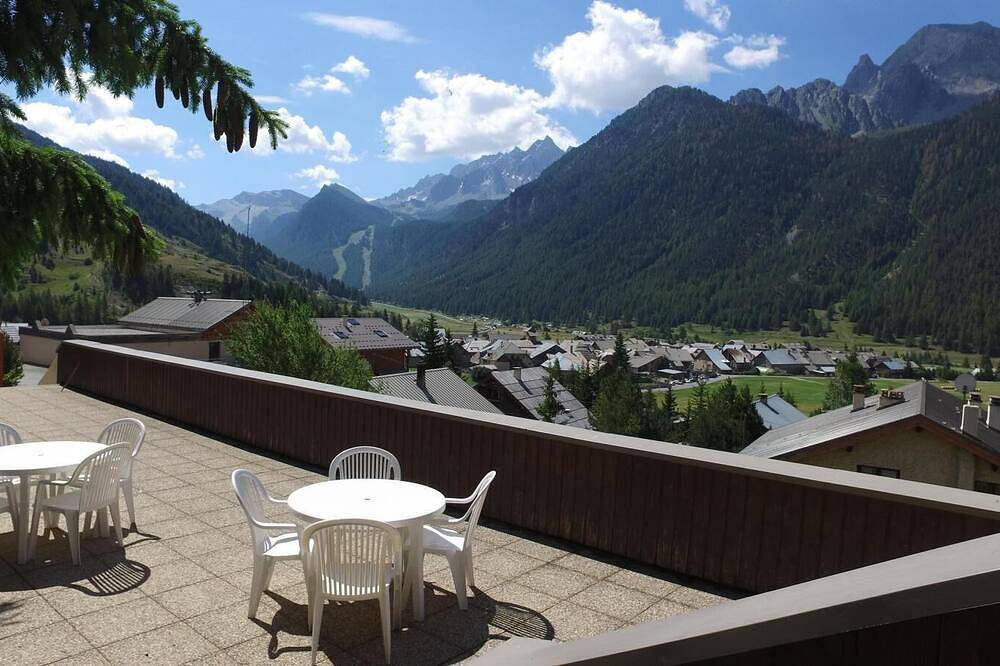 Entire apartment, 300m from resort center, balcony, parking, tv, ski locker, 41m², Ceillac en Queyras in Ceillac, Queyras