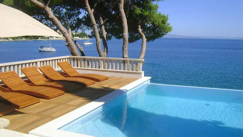 Villa pour 17 personnes, avec piscine ainsi que jardin et balcon à Okrug Gornji - 2