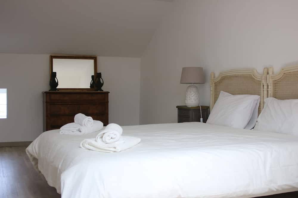 Spacious Renovated Farmhouse with Swimming Pool in Laveyssière, Périgord Pourpre